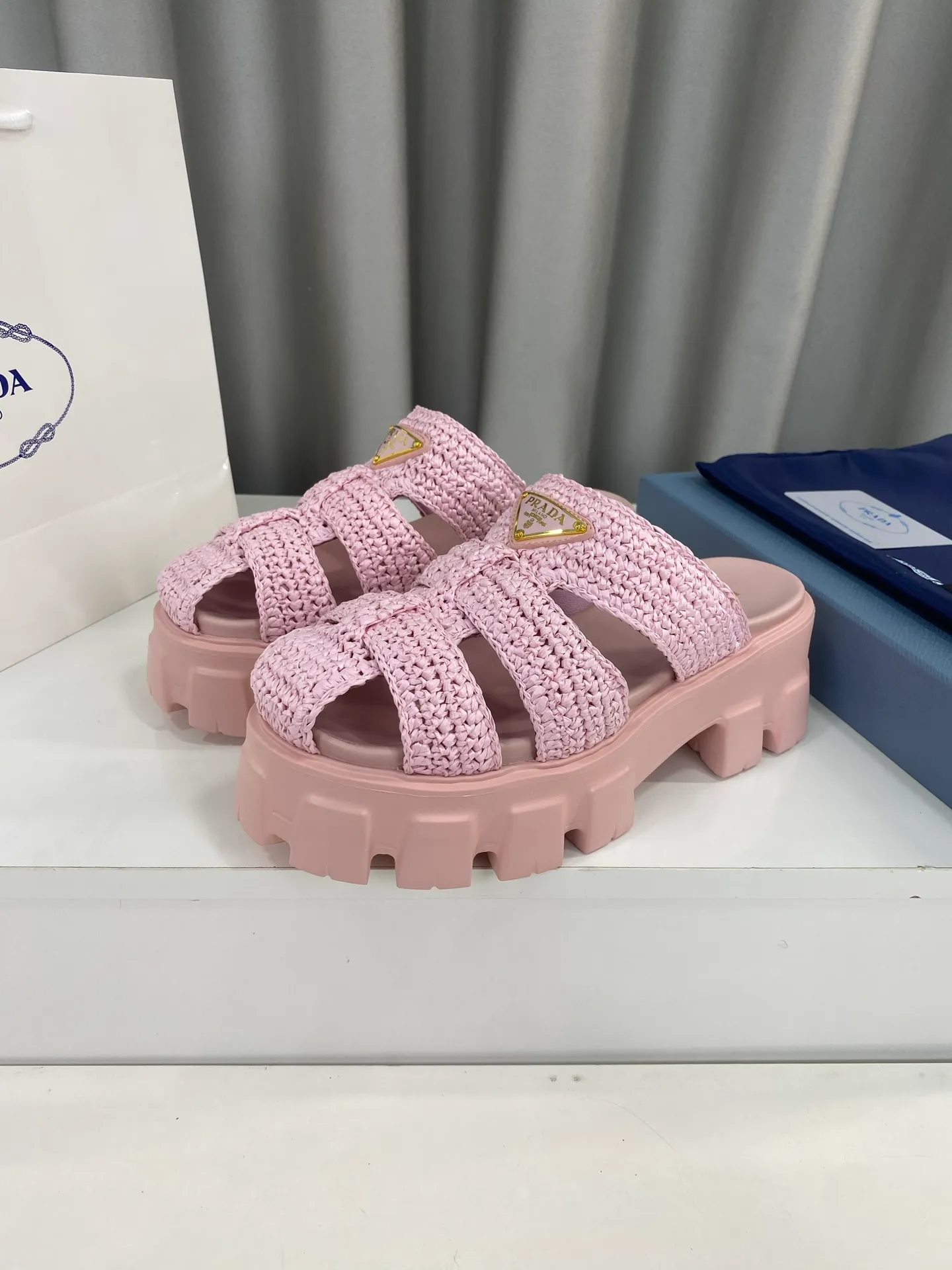 👟👟Ex-factory price 520👟👟 Prada's latest bamboo cage weaving thick-soled triangle buckle sandals☑️ Latest environmentally friendly PP material, fully hand-crocheted, just like knitting sweaters, slow work and meticulous work, retro fashionable thick-soled shoes, with woven uppers, making the whole pair of shoes light and comfortable, bright colors, satisfying various choices for fashionable people with different styles! The iconic metal triangle logo is paired with the shape of ancient beach sandals. Every design element is fashionable! Size: Women's 35-39 (34, 40, custom-made, non-returnable) Full set of counter original packaging